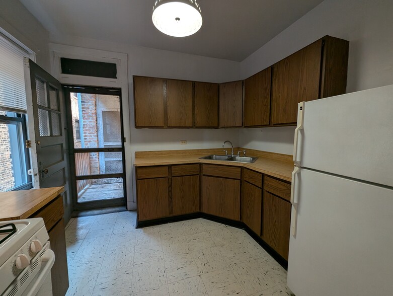 Building Photo - 3523 N Racine Ave