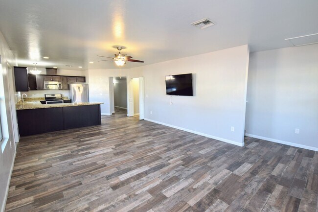 Building Photo - Modern 3 Bed 3 Bath - Less than 1 Mile to University of Arizona