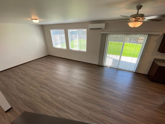 Building Photo - Newer, Spacious 5 Bedroom 3 Bed House!