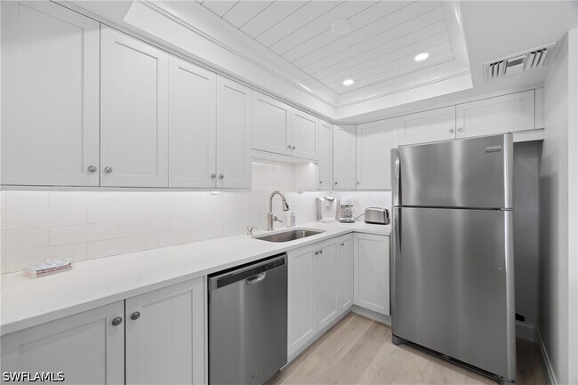 Building Photo - 3443 Gulf Shore Blvd N