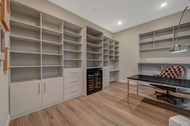 Building Photo - Mira Villa