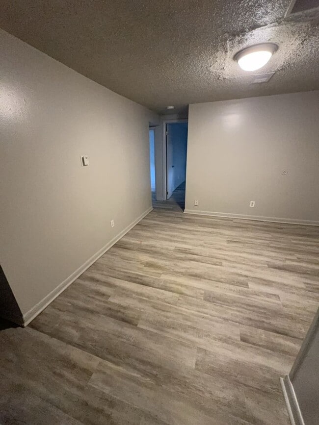 Building Photo - Updated 3 Bed 1 Bath Basement Apartment