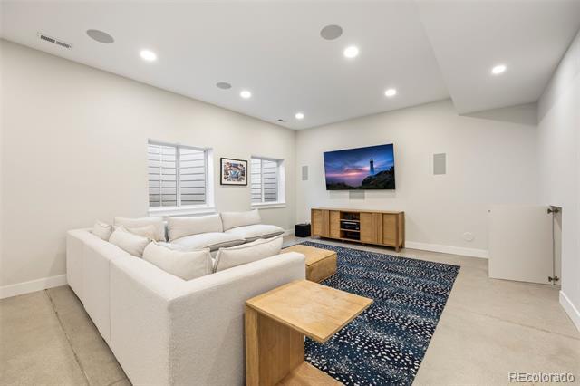 Building Photo - 702 Delechant Dr