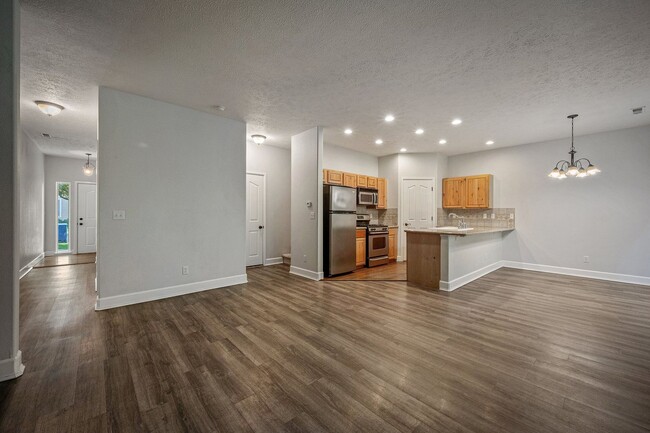 Building Photo - 3 bed 2.5 bath Townhome