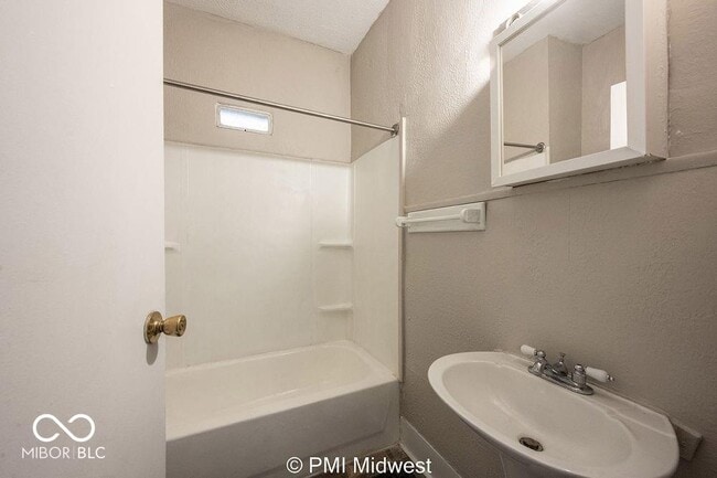 Building Photo - 130 N Gladstone Ave