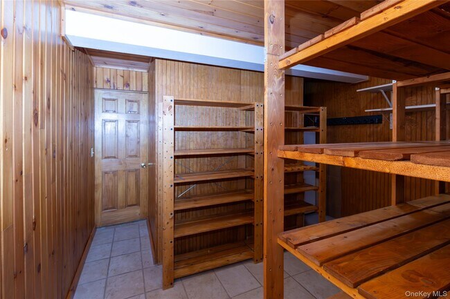 Building Photo - 559 Quaker Hill Rd