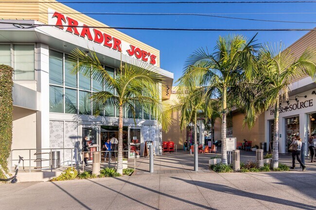 Building Photo - 166 S Hayworth Ave