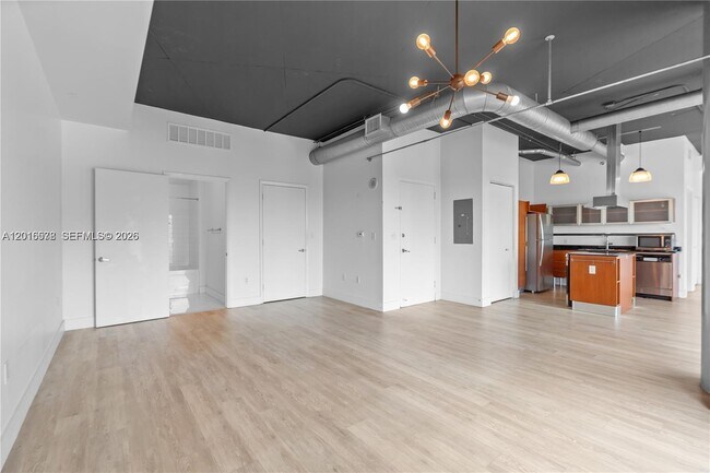 Building Photo - 10 SW South River Dr