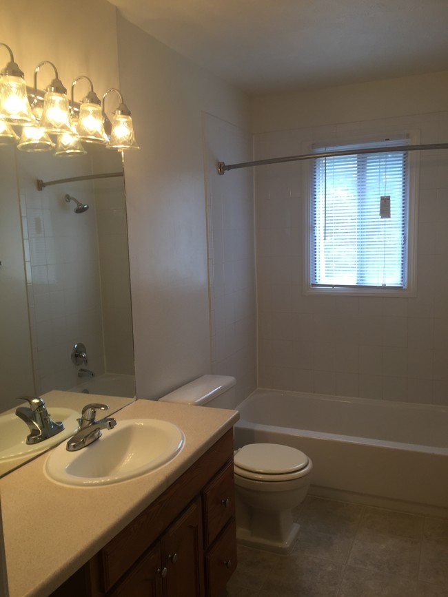 Building Photo - Hollybrooke Townhomes and Duplexes