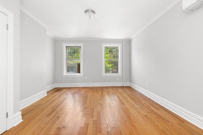 Building Photo - Newly Renovated 3 Bedroom with Washer /Dryer & Private yard