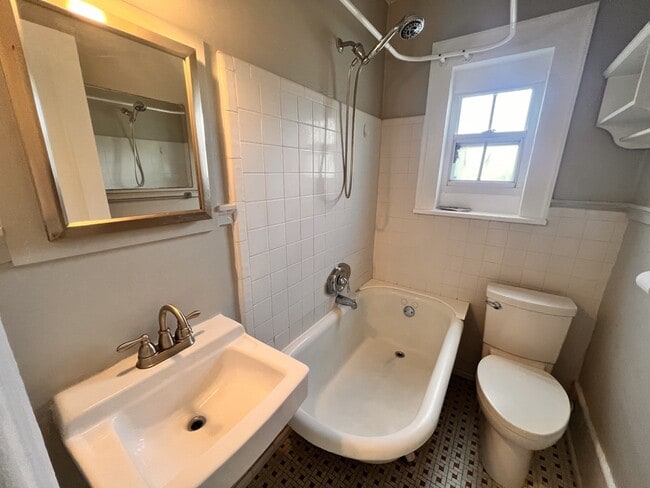 Building Photo - 617 N Hyer Ave