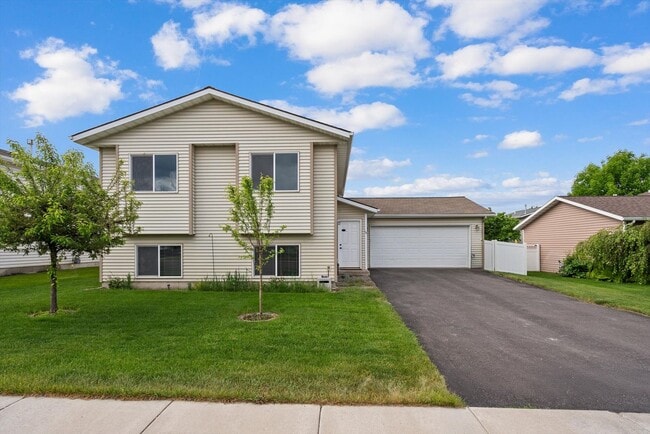 Primary Photo - Amazing 3 Bedroom/2 Bath Bi-Level Home for...