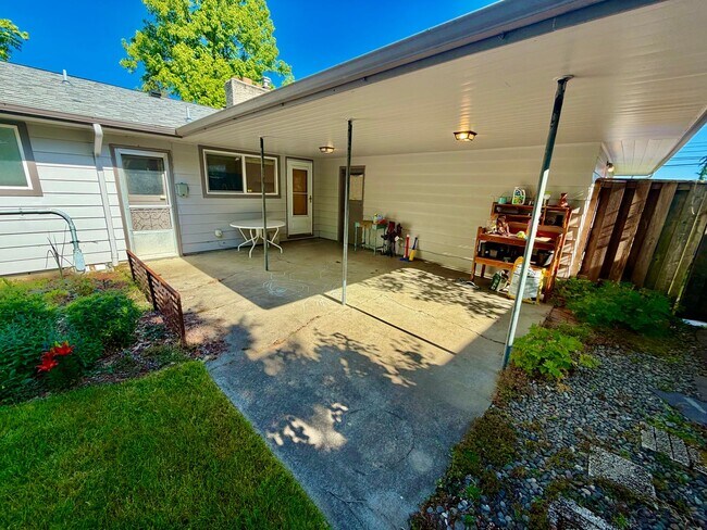 Building Photo - Spacious, Remodeled 5bd/3bath Cherry Park Home with Large Fenced Garden and Finished Basement