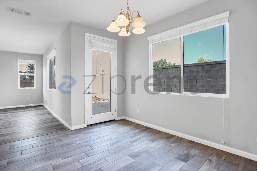 Building Photo - Unit