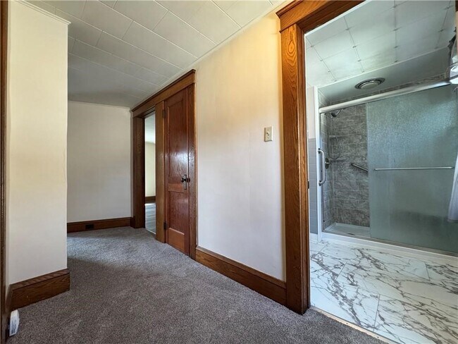 Building Photo - 129 Oakwood Ave
