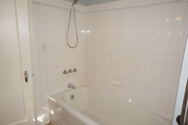 Building Photo - NE Portland - Irvington 3-bedroom Beauty!