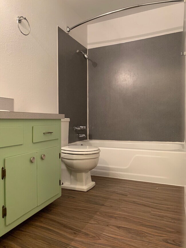 Building Photo - Cute 3 Bedroom 1 Bath in Tacoma!! Half Off...