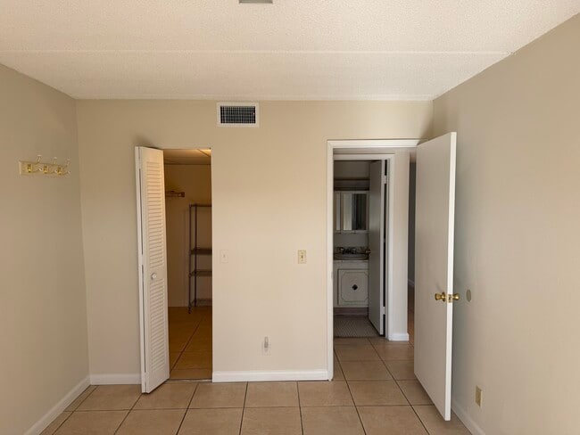 Building Photo - 500 Village Green Cir W