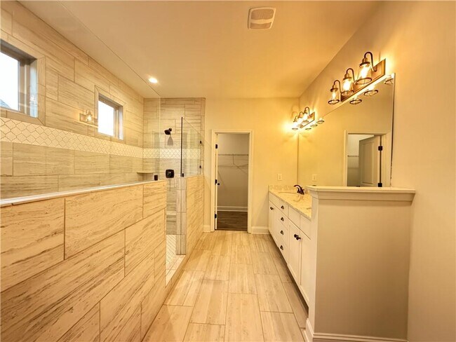 Building Photo - 1545 Dahlia Dr