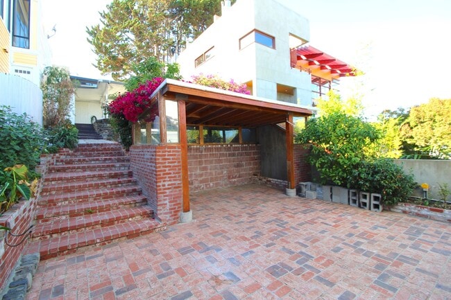 Building Photo - Dolores Heights: Sun-filled 1 Bedroom Home...