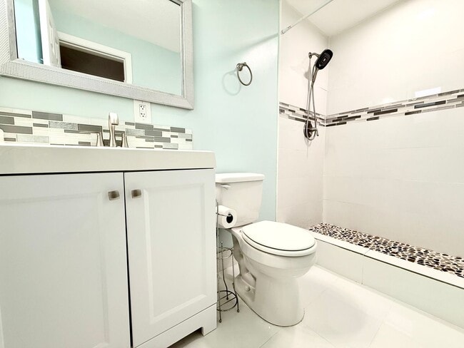 Building Photo - Relaxed Florida living at this 3Bedroom/ 2bath home in the Heart of Daytona Beach!