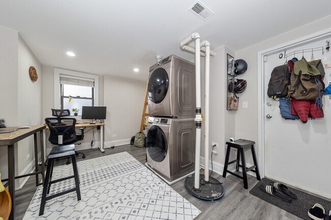 Building Photo - 924 W Schubert Ave