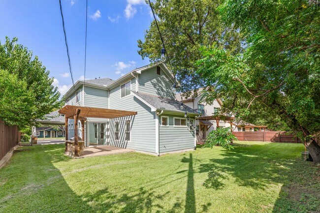 Building Photo - 401 Zennia St