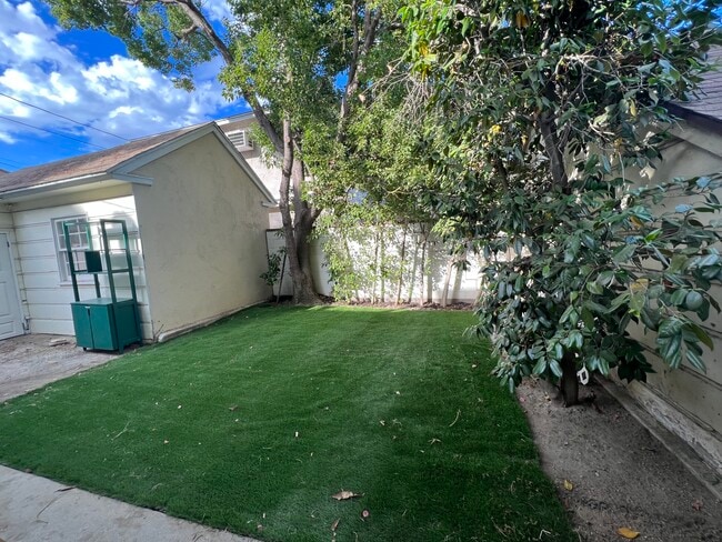 Building Photo - 702 N Catalina St