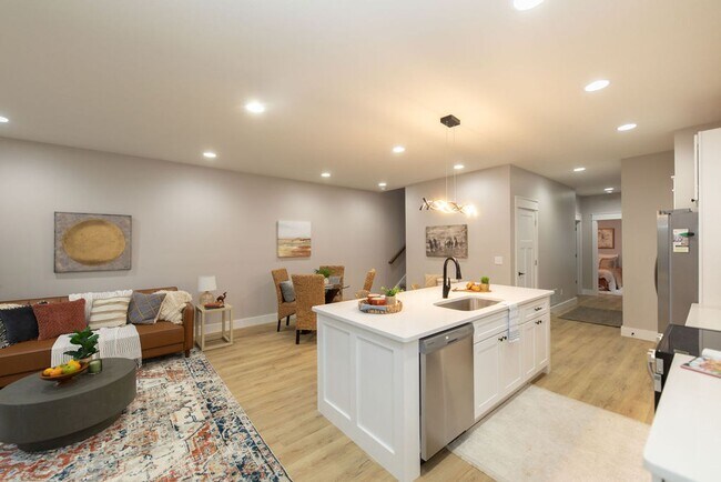 Building Photo - 1118 N Woodburn Ave