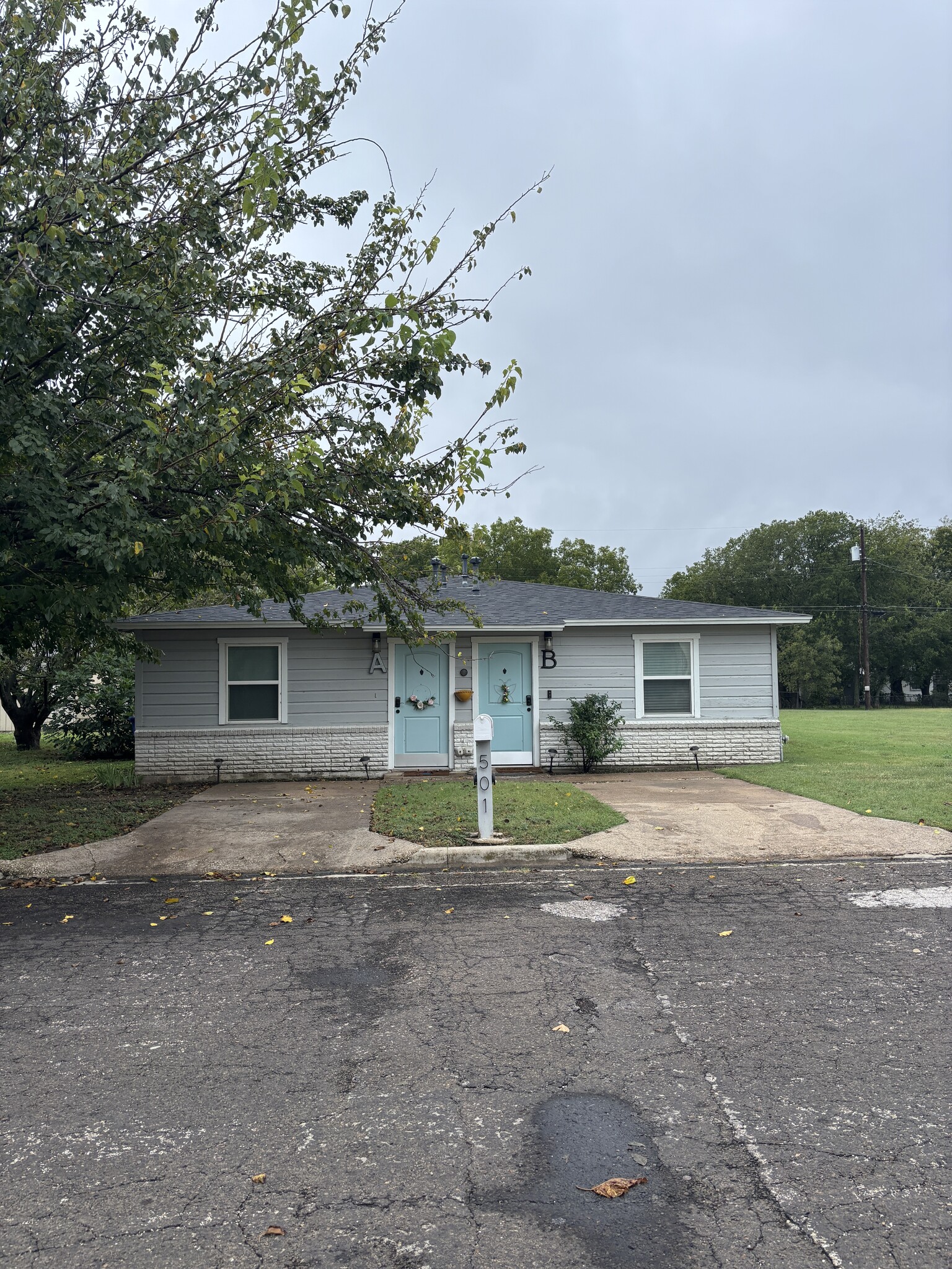 Building Photo - 501 W Lincoln Ave