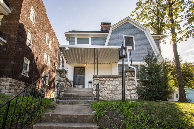 Building Photo - 3-bedroom 3-bathroom w/a loft in historic Pendleton Heights!