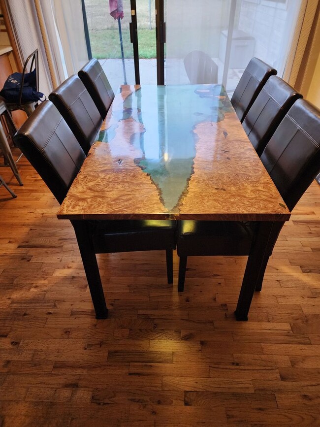 Building Photo - 3 BEDROOM HOME SOUTH SIDE OF SHELTON!