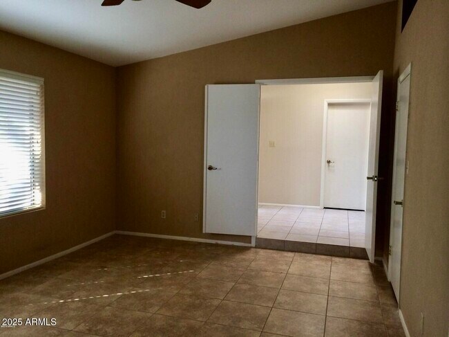 Building Photo - 8878 E Sheena Dr