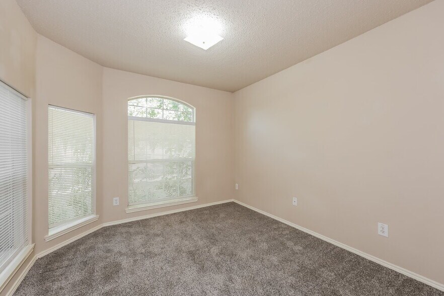 Building Photo - 1013 Crane Cir