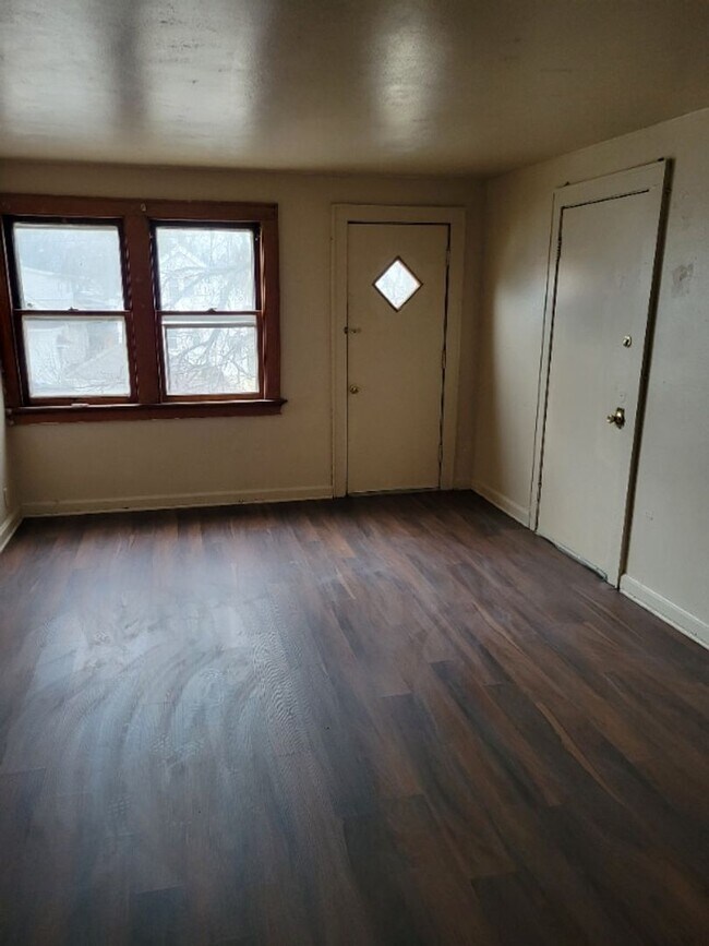 Building Photo - Spacious 2-Bedroom Lower Duplex