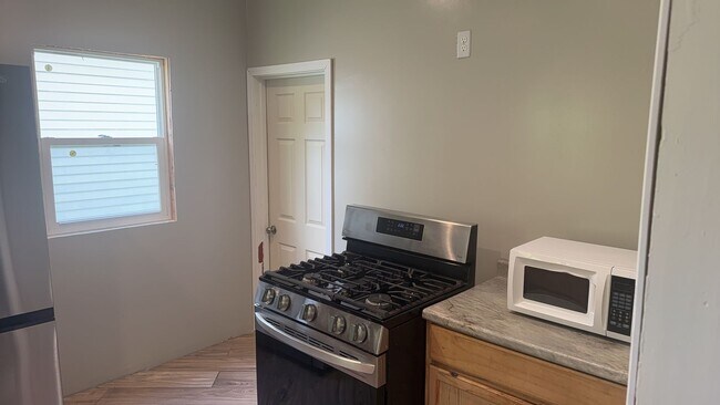 Building Photo - Charming 3-Bedroom Home in Peaceful West Toledo