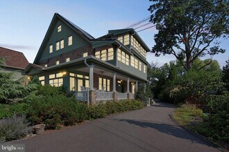 Building Photo - 313 Edgewood Dr