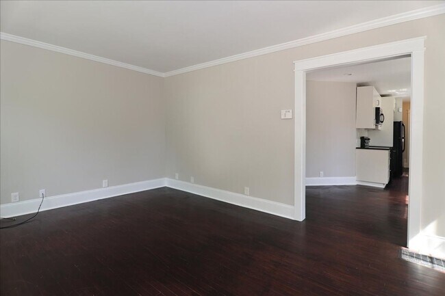 Building Photo - Newly Renovated 3/2 Feet From Atlanta Belt...
