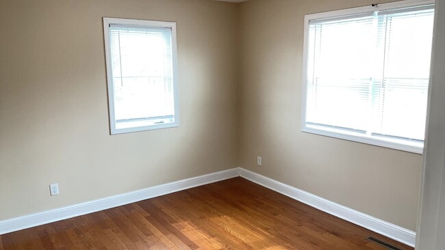 Building Photo - Single Family Home in St Paul with Garage!!