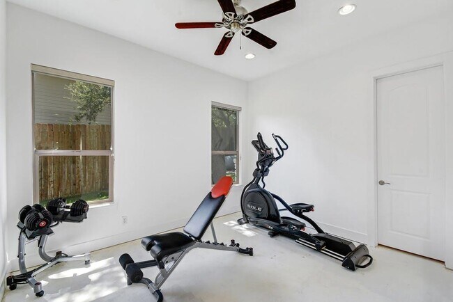Building Photo - 1006 Lipan Trail
