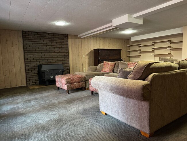 Building Photo - Cozy 5 bedr 3 bath rambler with daylight b...