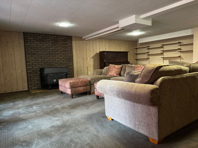 Building Photo - Cozy 5 bedr 3 bath rambler with daylight basement, minutes to Somerset schools