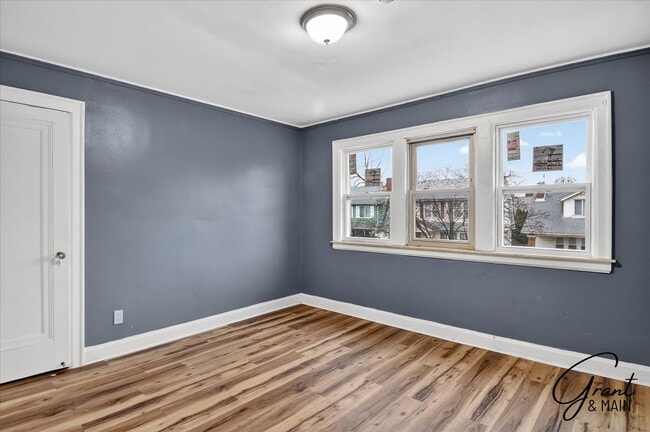 Building Photo - $1550 4 bedrooms