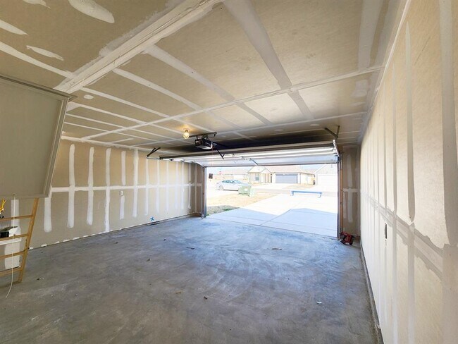 Building Photo - 102 Ft Clark Spgs Dr