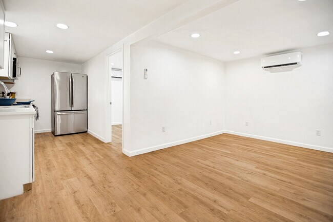 Building Photo - 905 W Abram St
