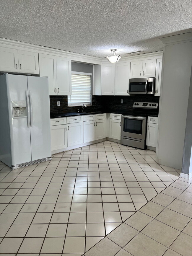 Building Photo - Adorable 3 bedroom 2 bath rental with fully fenced yard