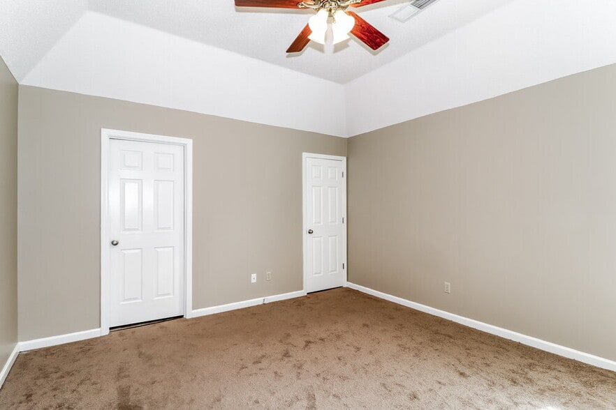 Building Photo - 7091 Ireland Dr