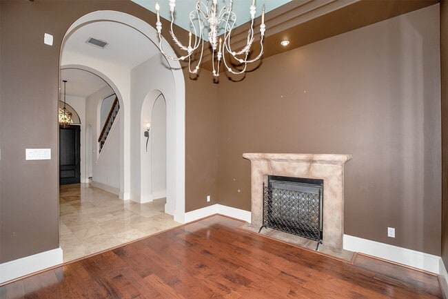 Building Photo - 611 Park Ln