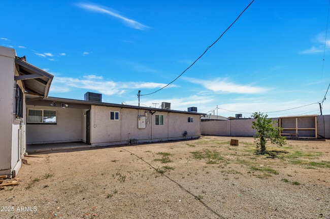 Building Photo - 102 W Holly Ln
