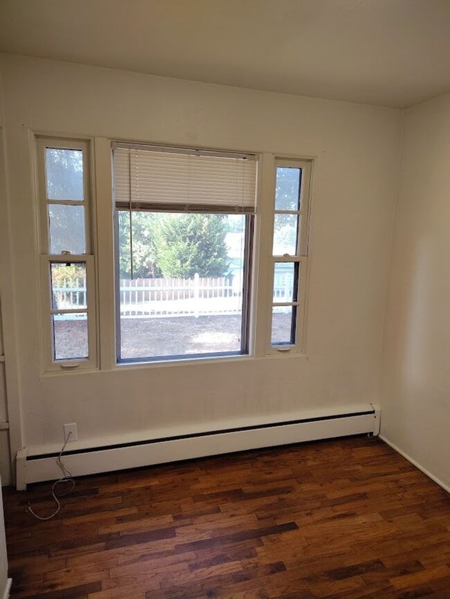 Building Photo - Spacious 4-Bedroom / 2-Bath Home with Stun...